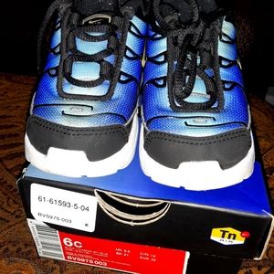 Used kids sneakers